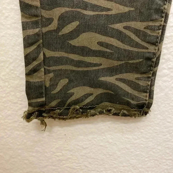 🆕Easel Distress Faded Olive Zebra Print Skinny Pants🆕 - Picture 8 of 12